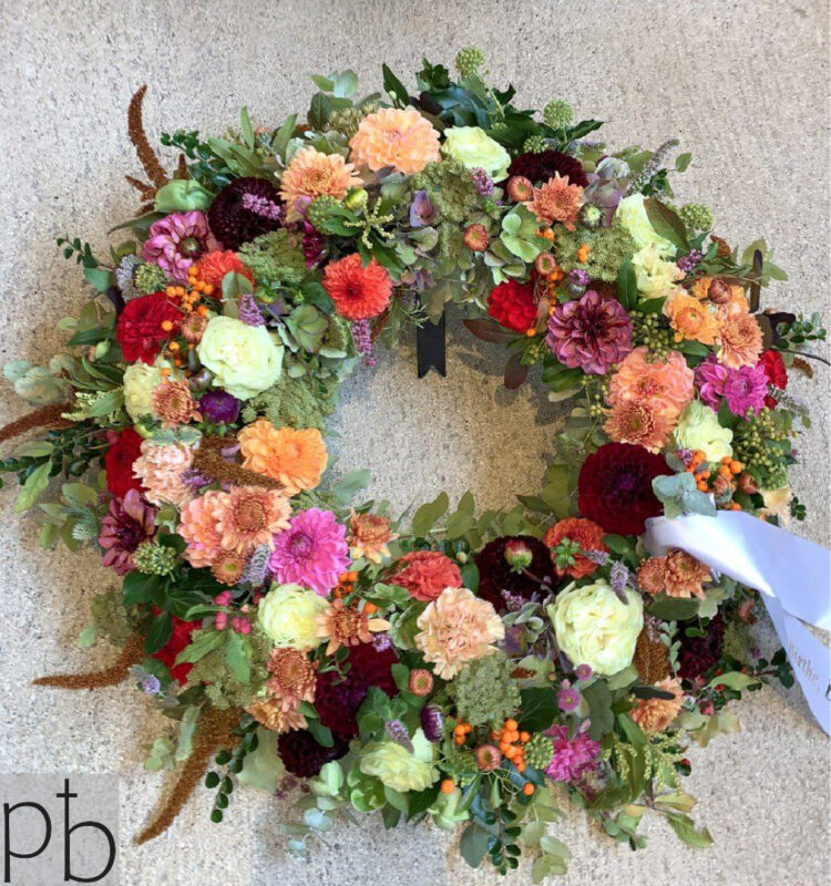 Florist binder værdig begravelseskrans – levering i Ishøj fra Paradis Blomster