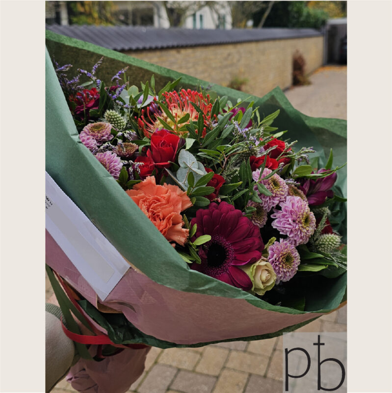 Kondolencebuket i lyse, rolige farver – levering i Albertslund fra Paradis Blomster.