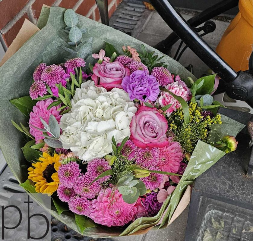 Kondolencebuket i rolige farver – levering i Ishøj fra Paradis Blomster