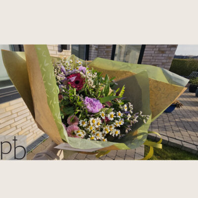 Kondolencebuket i lyse, rolige farver – levering i Albertslund fra Paradis Blomster.