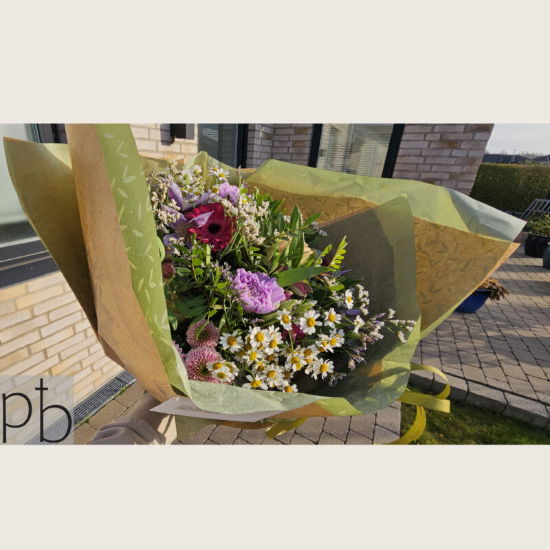Kondolencebuket i lyse, rolige farver – levering i Albertslund fra Paradis Blomster.