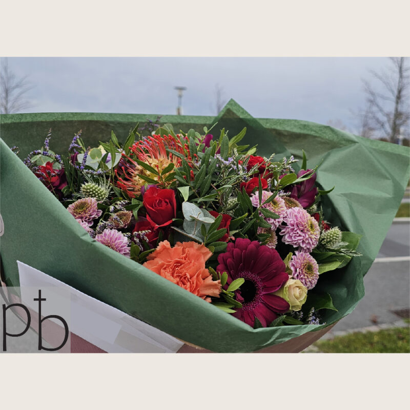 Kondolencebuket i rolige farver med levering i Ishøj fra Paradis Blomster