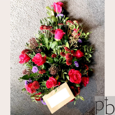 Begravelsesblomster med værdig levering i Ishøj – krans og bårebuket fra Paradis Blomster