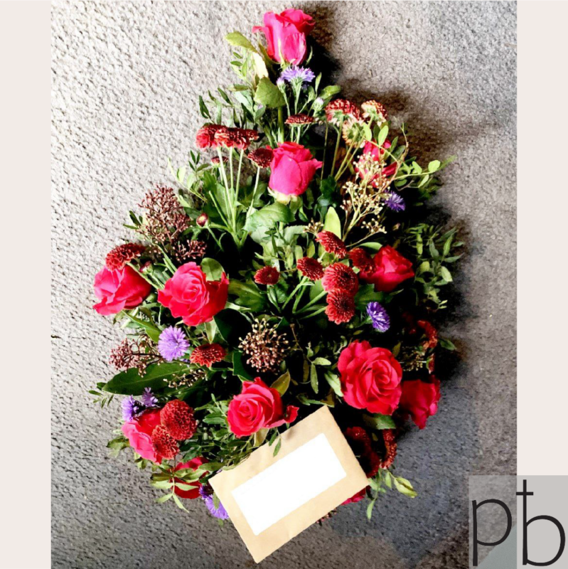 Begravelsesblomster med værdig levering i Ishøj – krans og bårebuket fra Paradis Blomster