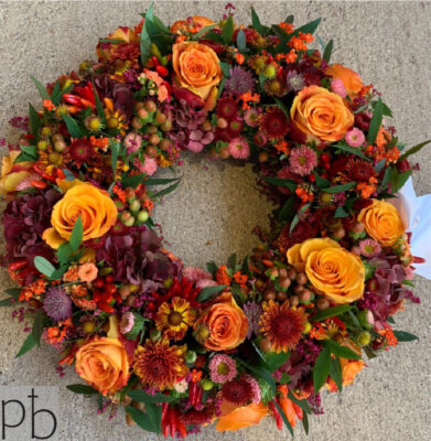 Levering af begravelsesblomster i Kastrup (2770) – værdig krans og bårebuket fra Paradis Blomster med sikker aflevering.