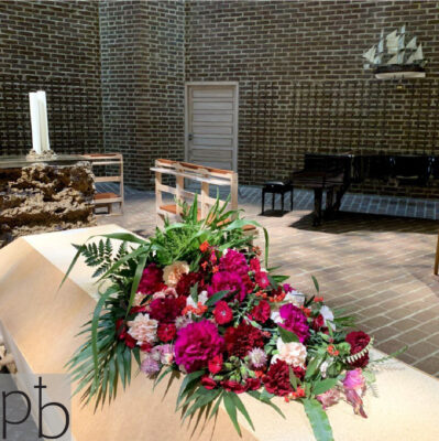 Værdig krans og bårebuket til begravelse i Albertslund – leveret af Paradis Blomster.