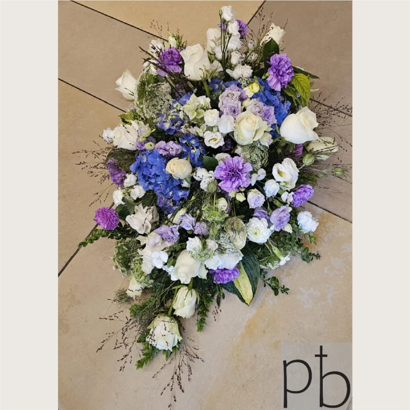 Udbringning af begravelsesblomster i Kastrup (2770) – krans og bårebuket i rolige farver fra Paradis Blomster.