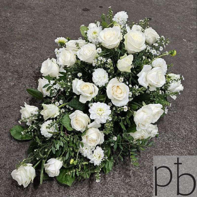 Bårebuket til begravelse København V – værdig bårebuket fra Paradis Blomster klar til levering til ceremonien.