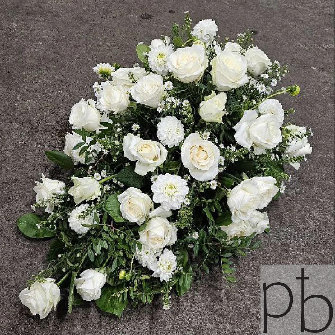 Bårebuket til begravelse København V – værdig bårebuket fra Paradis Blomster klar til levering til ceremonien.