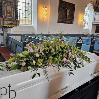 Begravelsesblomsterhandler København Ø – værdigt sorgbinderi fra Paradis Blomster klar til levering til Østerbro.