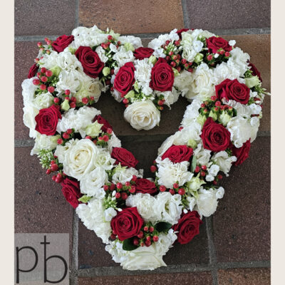 Blomster til begravelse Frederiksberg C – værdigt sorgbinderi fra Paradis Blomster med bånd og levering.