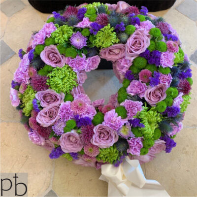 Blomster til begravelse København V – værdigt sorgbinderi fra Paradis Blomster med tryg levering til ceremonien.