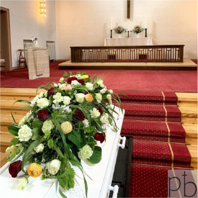 Florist til begravelse Frederiksberg C – værdigt sorgbinderi fra Paradis Blomster med bånd og levering.