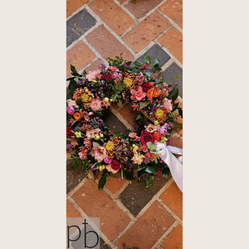 Florist til begravelse København S (2300) – værdig krans og bårebuket fra Paradis Blomster med levering.