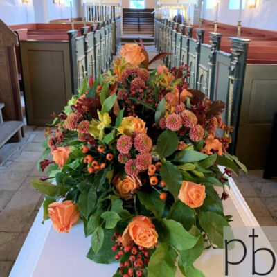 Florist til begravelse København V – værdigt sorgbinderi fra Paradis Blomster med tryg levering til ceremonien.