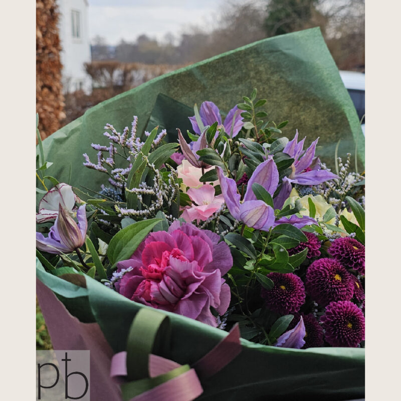 Kondolencebuketter Frederiksberg C – værdig kondolencebuket fra Paradis Blomster klar til levering.