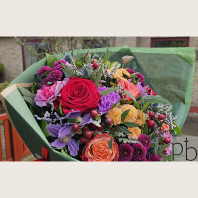 Kondolencebuketter i København S (2300) – værdig håndbundet buket fra Paradis Blomster med levering.