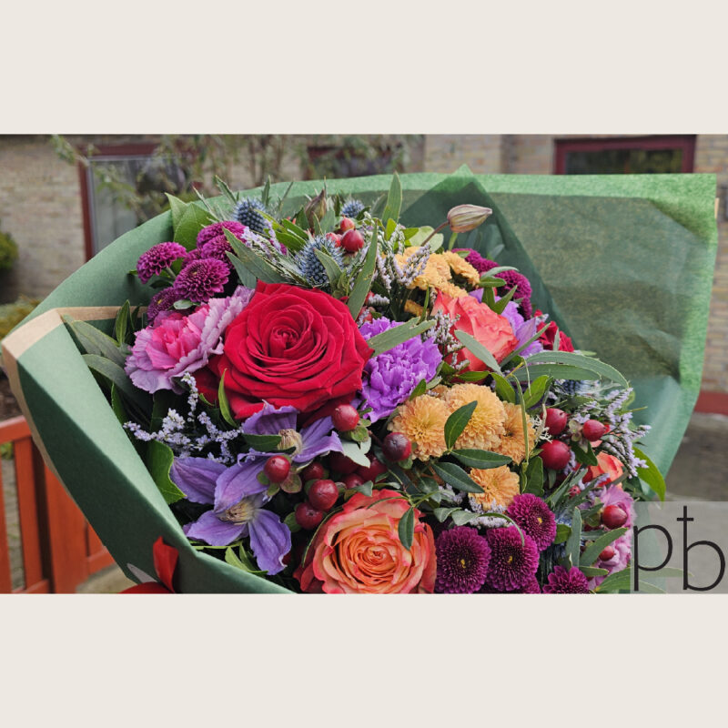 Kondolencebuketter i København S (2300) – værdig håndbundet buket fra Paradis Blomster med levering.