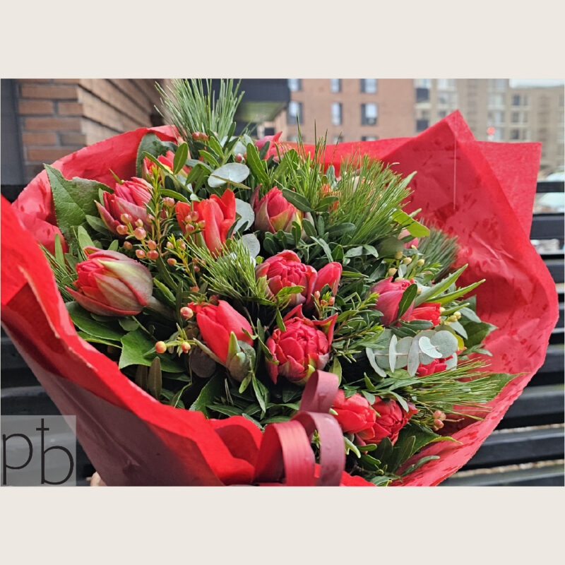 Kondolencebuketter med levering Frederiksberg C – værdig kondolencebuket fra Paradis Blomster klar til levering.