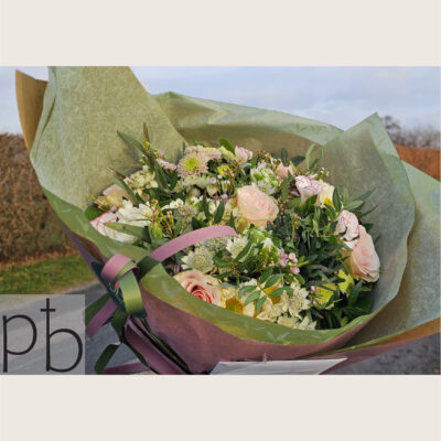 Kondolencebuketter med levering i København S (2300) – værdig buket fra Paradis Blomster til en sidste hilsen.