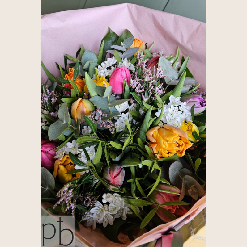 Kondolencebuketter København V – rolig kondolencebuket fra Paradis Blomster klar til levering til hjem eller arbejde.