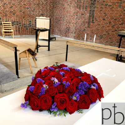 Levering af begravelsesblomster Frederiksberg C – værdigt sorgbinderi fra Paradis Blomster klar til udbringning.