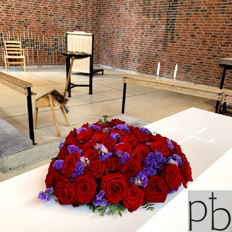 Levering af begravelsesblomster Frederiksberg C – værdigt sorgbinderi fra Paradis Blomster klar til udbringning.