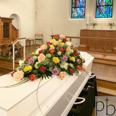 Send blomster til begravelse København V – værdigt sorgbinderi fra Paradis Blomster med tryg levering til ceremonien.