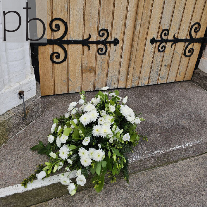 Bårebuket til begravelse København N – værdig, rolig bårebuket fra Paradis Blomster med levering på Nørrebro (2200).