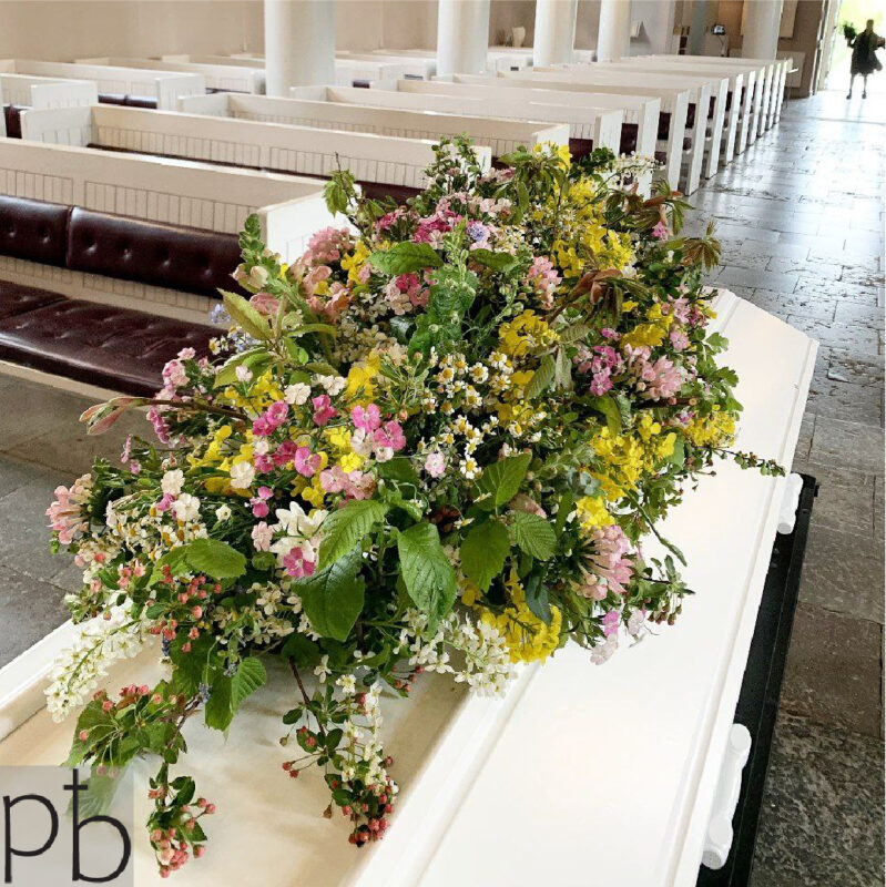 Begravelsesblomster florist København N – værdig bårebuket og krans fra Paradis Blomster leveret på Nørrebro (2200).