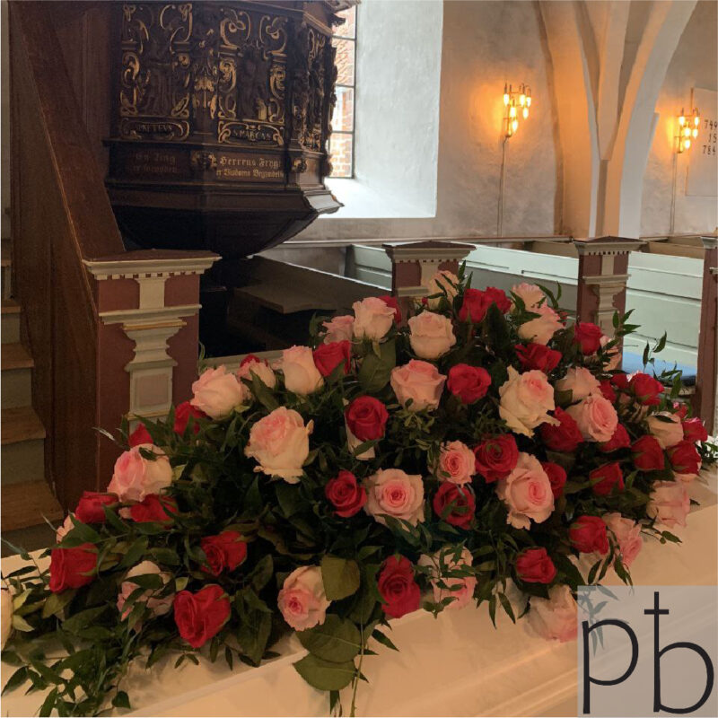 Begravelsesblomster florist Taastrup (2630) – værdig krans eller bårebuket fra Paradis Blomster med rolig farvepalette og mulighed for båndtekst.