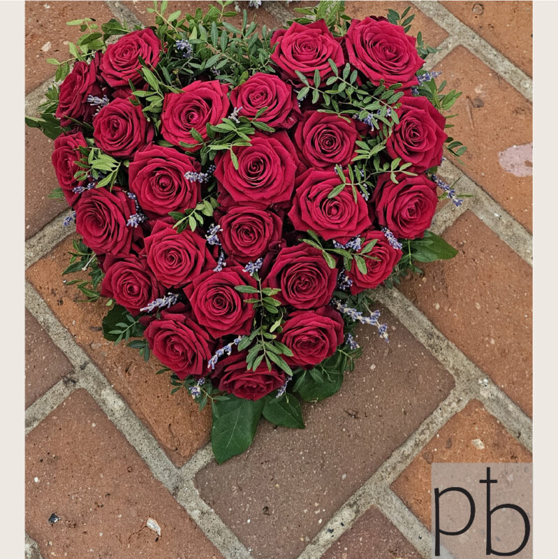 Begravelsesblomsterhandler København N – værdig bårebuket og krans fra Paradis Blomster leveret på Nørrebro til ceremonien.