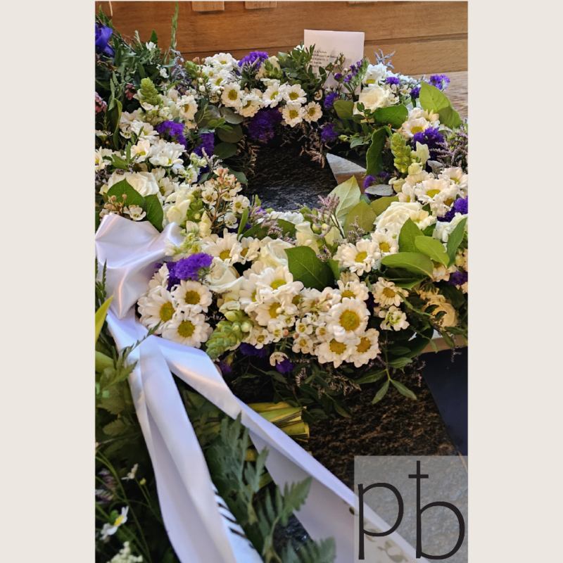 Begravelsesblomsterhandler Taastrup (2630) – værdig bårebuket og krans fra Paradis Blomster med levering til kirke, kapel eller hjem.