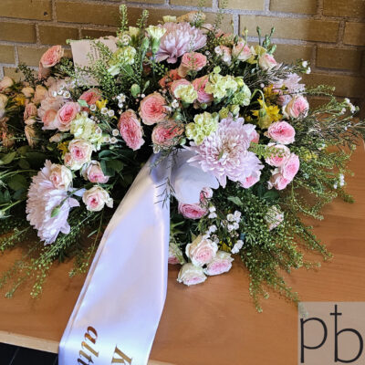 Blomster til begravelse Taastrup (2630) – værdig krans eller bårebuket fra Paradis Blomster med levering til kirke, kapel eller krematorium.