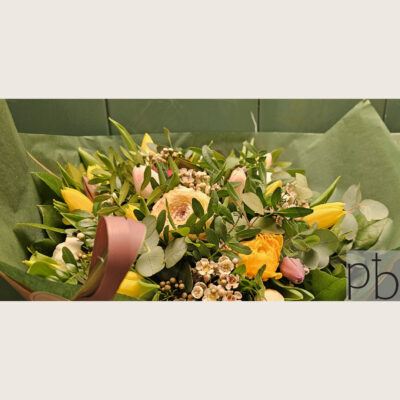 Kondolencebuketter i Taastrup (2630) – rolig trøste-buket fra Paradis Blomster med mulighed for korttekst og levering til modtagerens adresse.