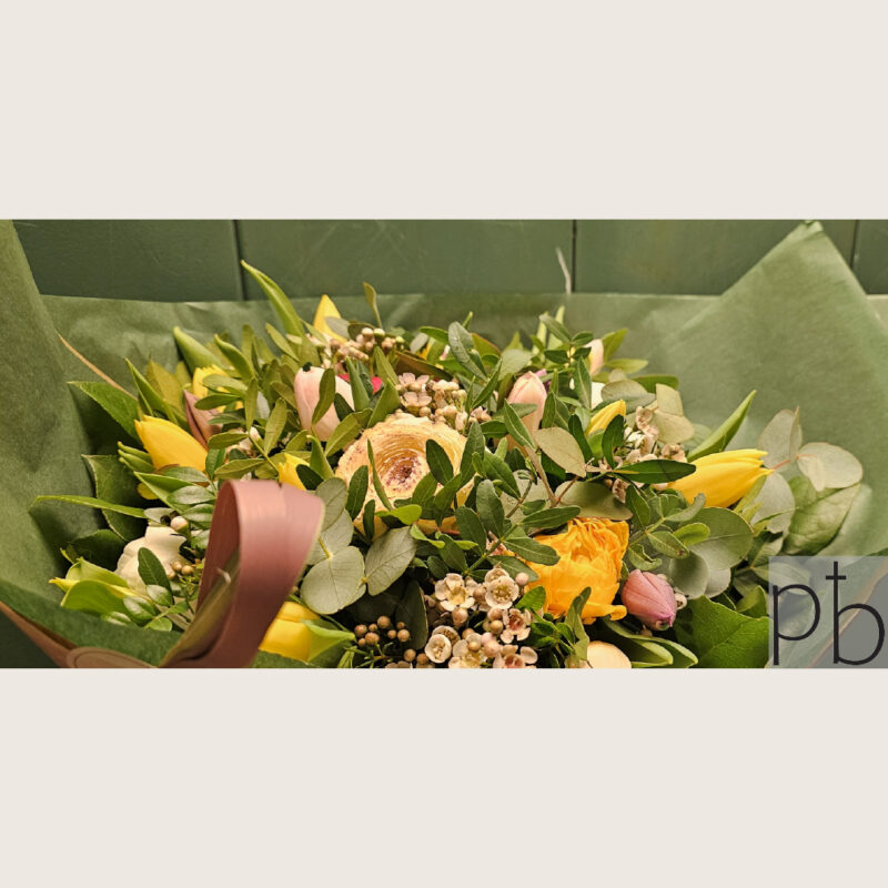 Kondolencebuketter i Taastrup (2630) – rolig trøste-buket fra Paradis Blomster med mulighed for korttekst og levering til modtagerens adresse.