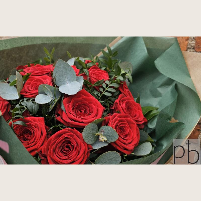 Kondolencebuketter med levering København Ø – værdig og rolig buket fra Paradis Blomster leveret på Østerbro.