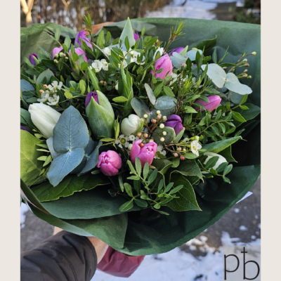 Kondolencebuketter med levering Taastrup (2630) – værdig trøste-buket fra Paradis Blomster med mulighed for kort- eller båndtekst.