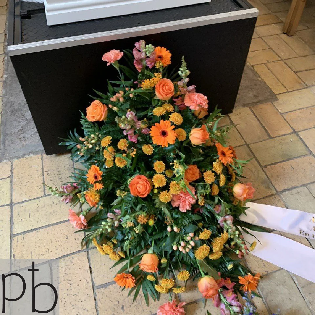 Send blomster til begravelse København N – værdig bårebuket og krans fra Paradis Blomster leveret på Nørrebro.
