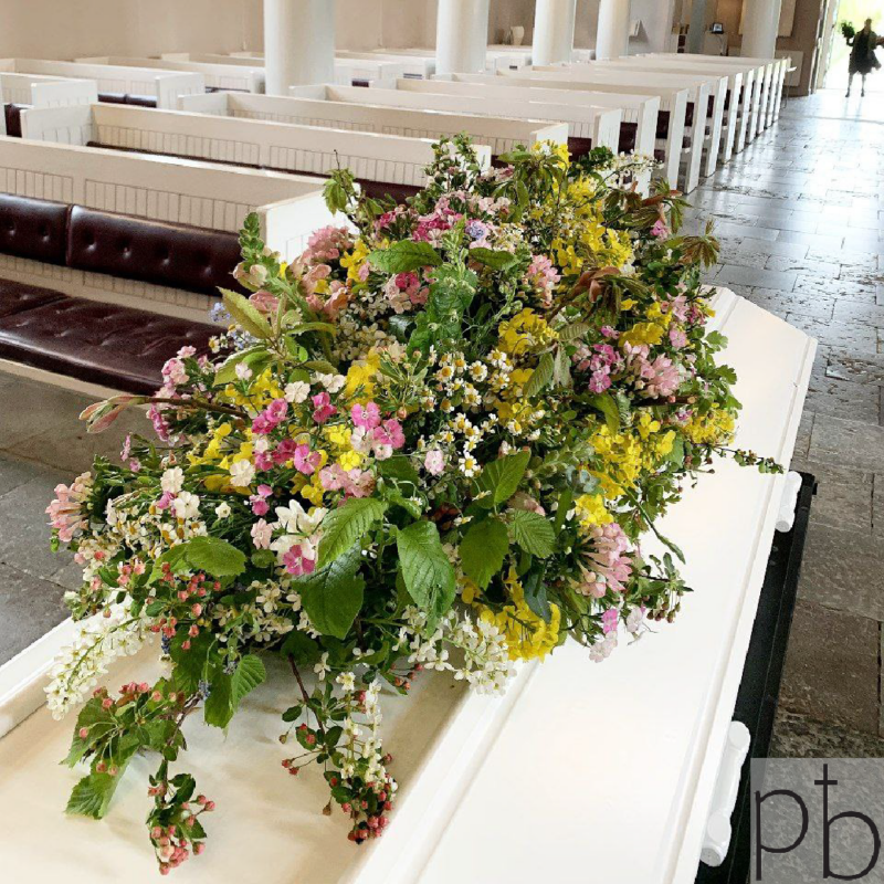 Send blomster til begravelse i Taastrup (2630) – værdig krans eller bårebuket fra Paradis Blomster leveret til kirke, kapel eller krematorium.