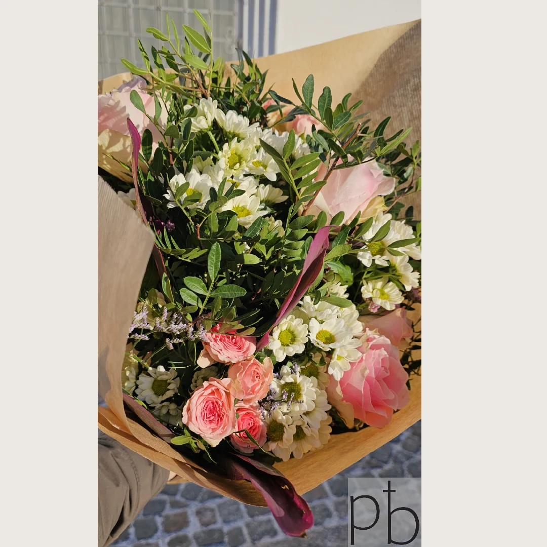 Værdig kondolencebuket i Brøndby fra Paradis Blomster