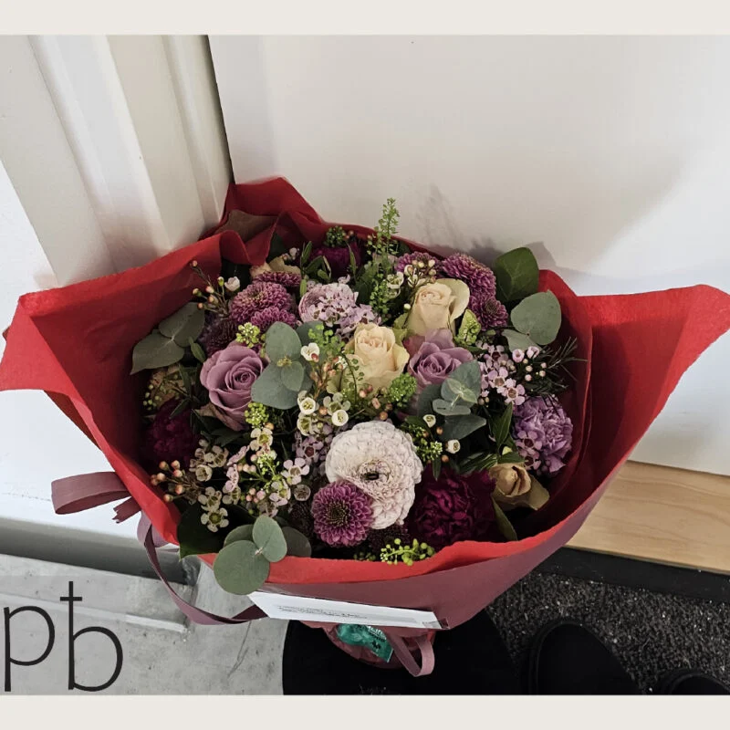 Værdig kondolencebuket i København K fra Paradis Blomster