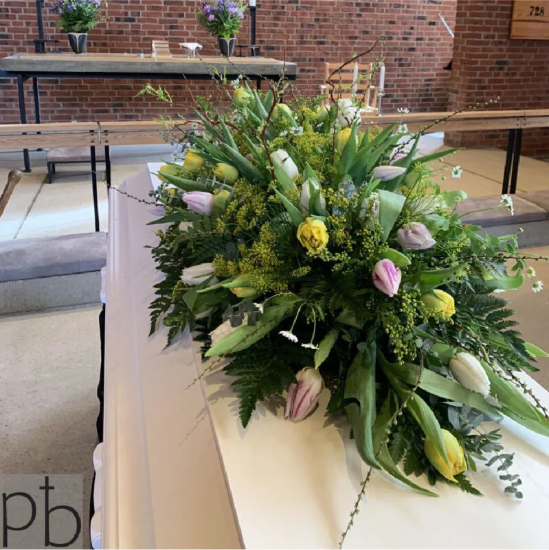 Værdige begravelsesblomster til levering i Brøndby fra Paradis Blomster