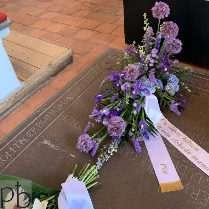 Blomster til begravelse med personlig tekst fra ParadisBlomster som en værdig og respektfuld afskedshilsen