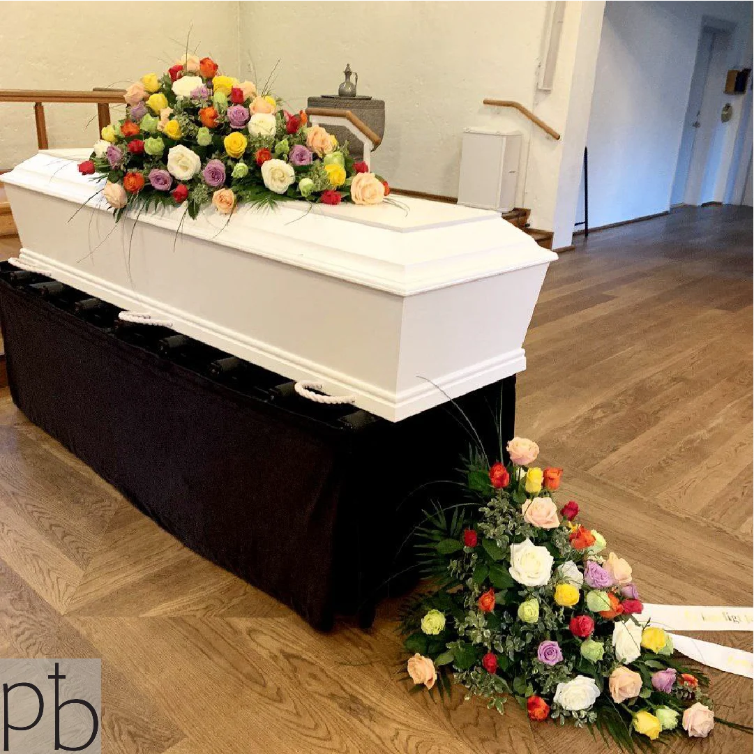 Blomsterarrangement til begravelse fra ParadisBlomster som en værdig og respektfuld afskedshilsen