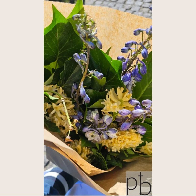 Kondolencebuketter med levering København C fra ParadisBlomster som en værdig og omsorgsfuld blomsterhilsen