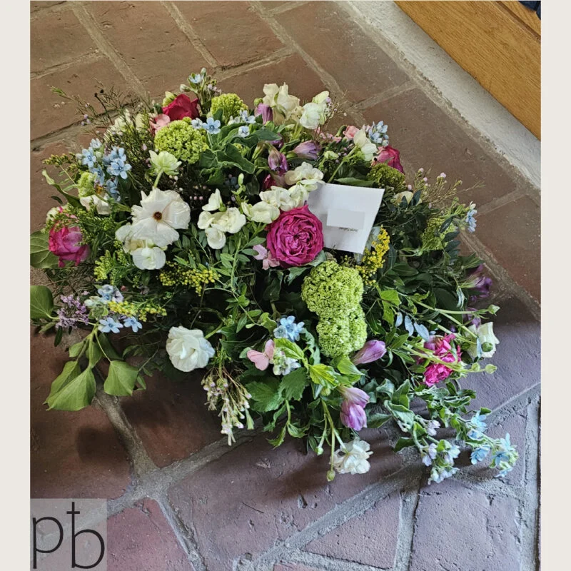 Bårebuket til begravelse Vallensbæk fra ParadisBlomster med værdige blomster til afsked