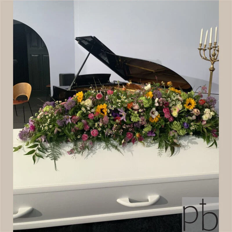 Levering af begravelsesblomster i Hedehusene fra ParadisBlomster med værdige blomster til afsked