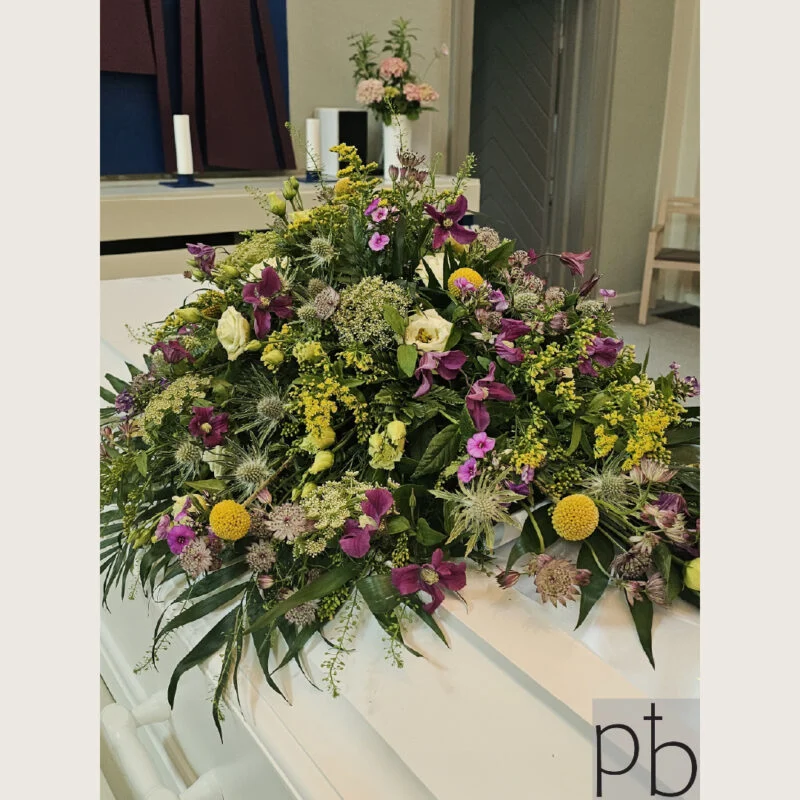 Blomster til begravelse Ålsgårde fra ParadisBlomster med værdige blomster til afsked