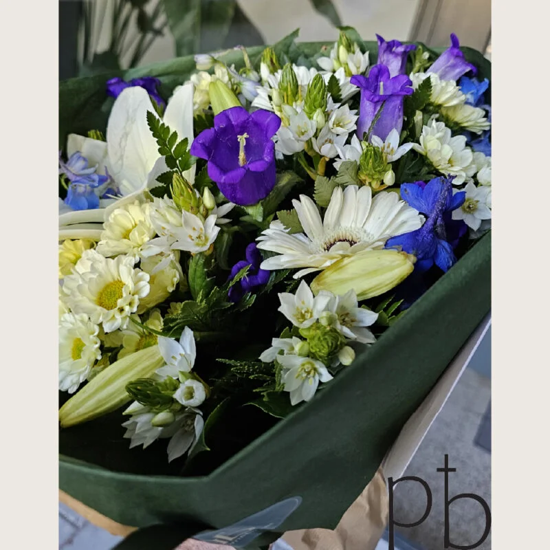 Kondolencebuketter med levering i Ålsgårde fra ParadisBlomster med værdige blomster til afsked